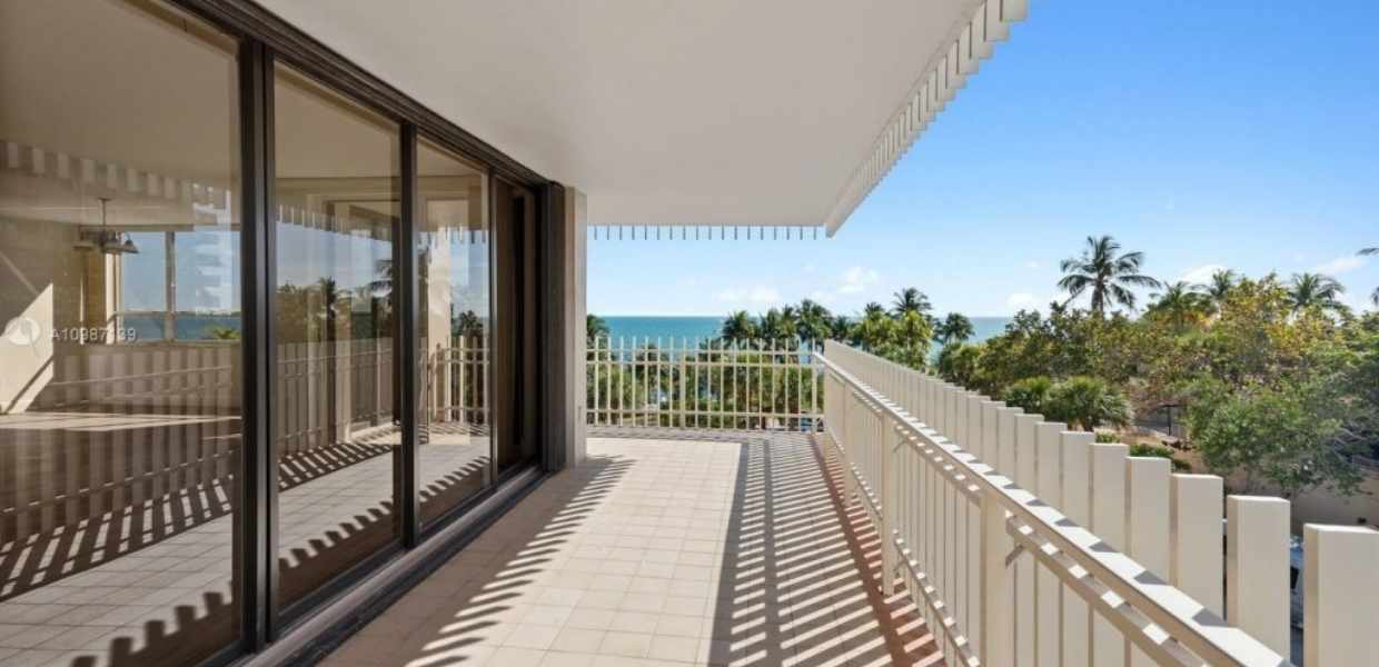 3 Apartamentos en Coconut Grove dentro de una isla