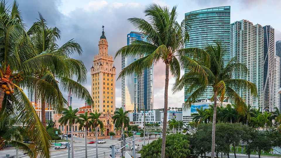 Edificios ejemplificando cuánto cuesta alquilar en Miami