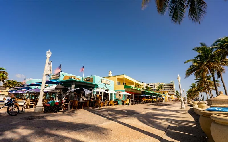 Hollywood-beach-y-su-ambiente-de-vieja-Florida-que-enamora-a-todos 2