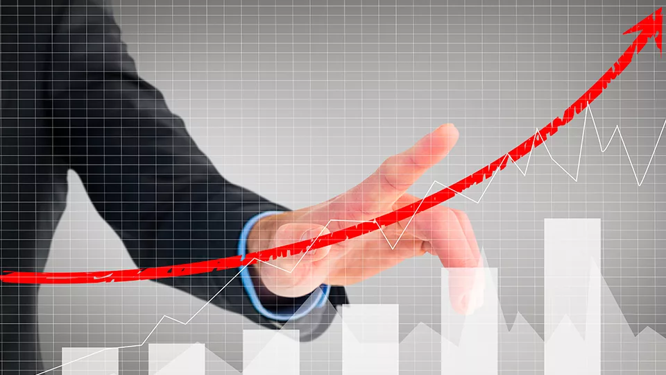 Hombre analizando la plusvalía inmobiliaria en una gráfica