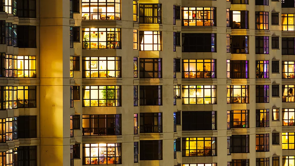 edificio de condominios iluminados con luz led