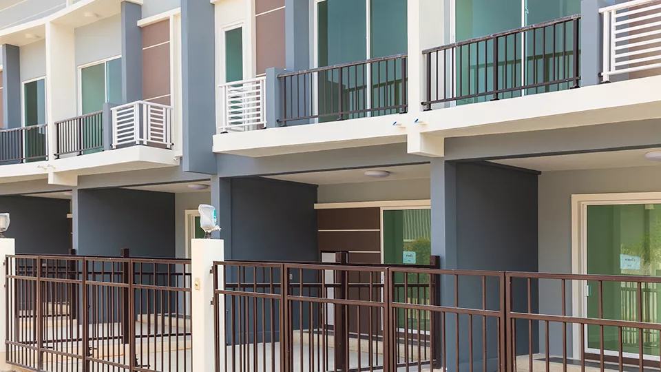 Townhouses de colores azul y blanco con balcones