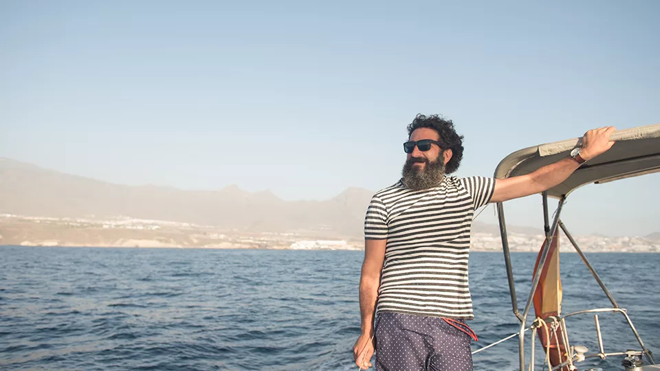 Hombre disfrutando de los beneficios de vivir cerca del mar